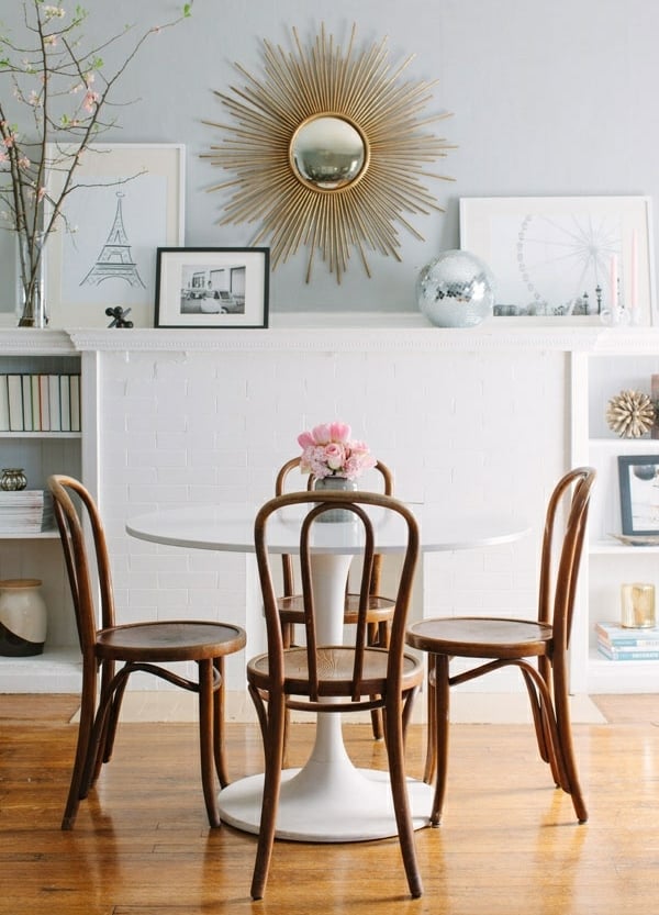design-salle-à-manger-moderne-meubles-bois-miroir-forme-soleil