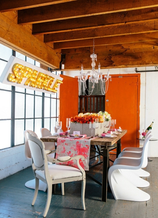 design salle à manger moderne table-bois-chaises-blanches-porte-orange