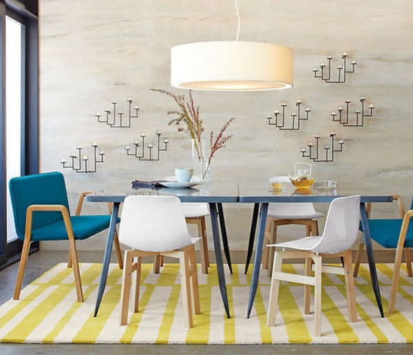 design-salle-à-manger-moderne-tapis-rayures-jaunes-table-bleue