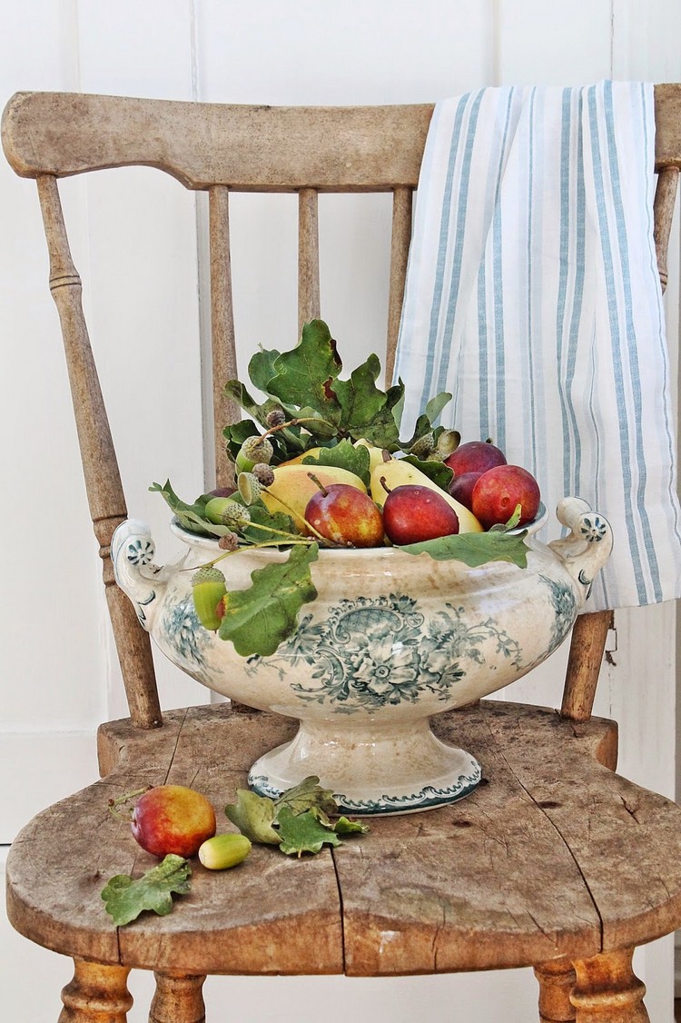 déco d’automne DIY -coupe-porcelaine-antique-remplie-fruits-glands