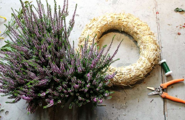 déco d’automne – couronne-porte-diy-base-paille-sauge