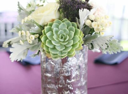 déco-florale-de-table-bocal-verre-fond-violet