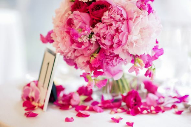 déco florale de table pivoine-couleur-rose-rouges-roses