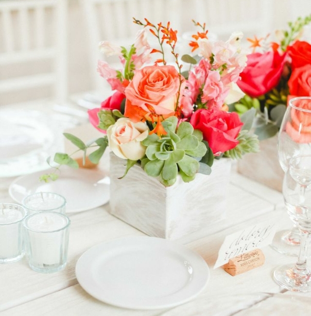 déco-florale-de-table-roses-rouges-couleurs-vives