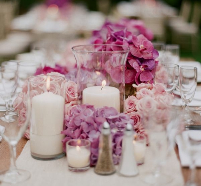 déco florale de table vase-cristal-violettes-bougies