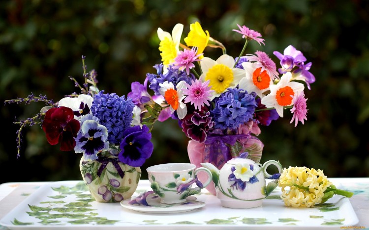 déco-florale-table-bouquets-fleurs-pétunias-pervenches-plateau