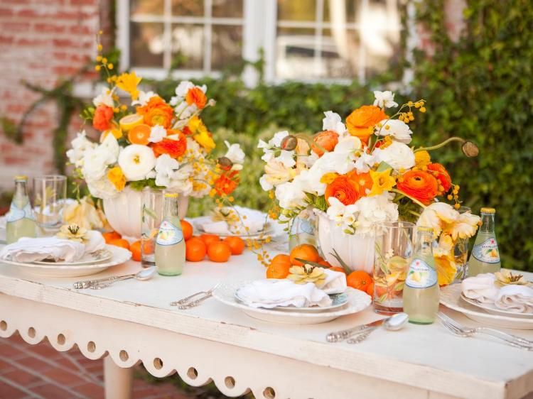 déco-florale-table-fleurs-orange-blanches-assiettes-clémentines