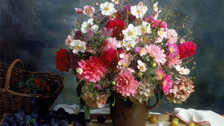 déco-florale-table-fleurs-roses-blanches-vase-peinture-grise