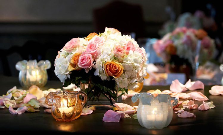 déco-florale-table-mariage-fleurs-multicolores-bougies-ambiance-tamisée