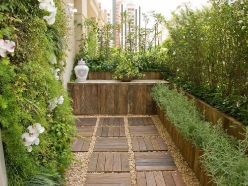 décoration du balcon style-feng-shui-plancher-bacs-fleurs-bois