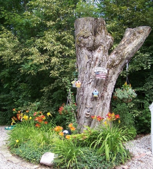 décoration en bois tronc-arbre-fleurs-jardin-maisonnette-oiseau