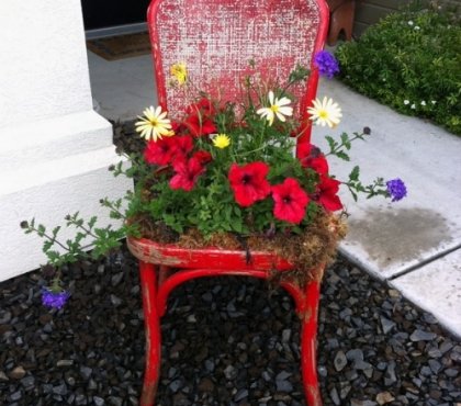 décoration-jardin-chaise-bois-rouge-fleurs