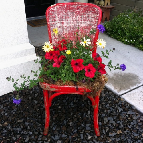 décoration-jardin-chaise-bois-rouge-fleurs