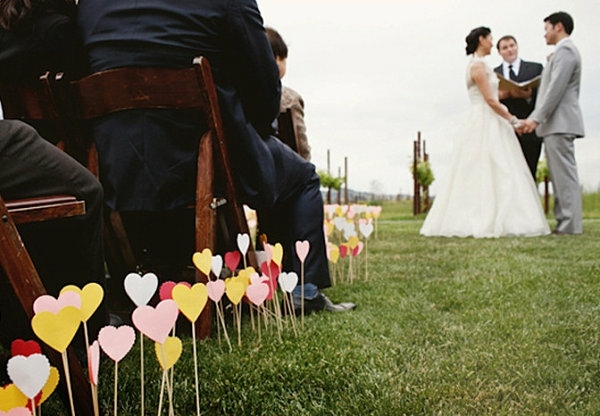 décoration de mariage été-coeurs-bâtons-allé-noces