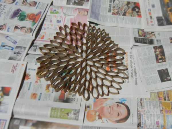décoration-murale-DIY-rouleau-papier-peindre-fleur
