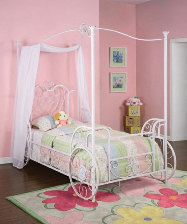 enfant-chambre-fille-murs-rose-lit-calèche Décoration de lit d'enfant