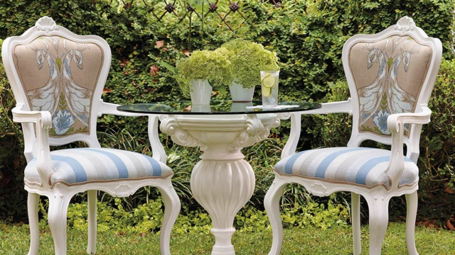 ensemble-coin-jardin-table-ronde-chaises-bois-blanc-bleu-ciel