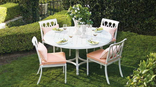 ensemble-mobilier-coin-repas-extérieur-table-ronde-chaises-bois-peint