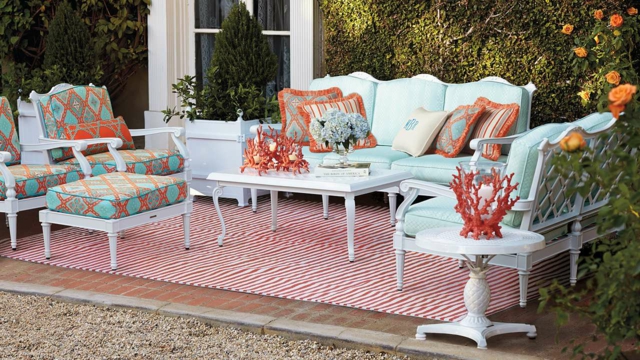ensemble-mobilier-extérieur-terrasse-patio-bois-blanc-tapisserie-orange-vert