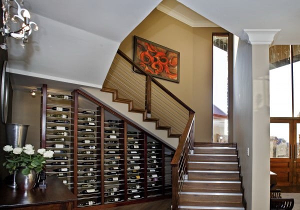 escalier-espace-stockage-porte-bouteilles-bois