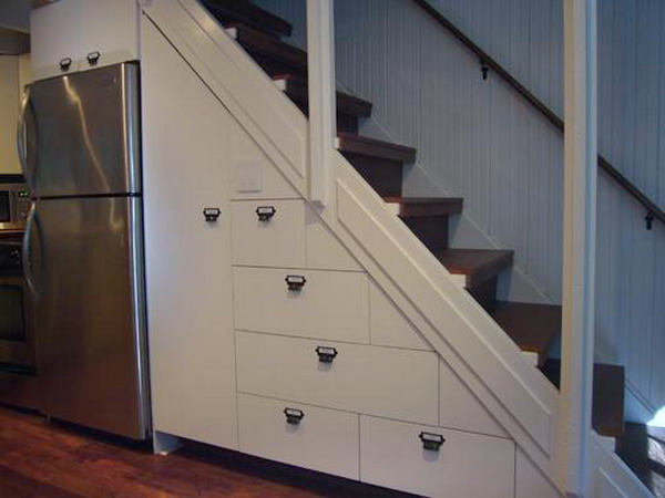 espace-stockage-escalier-blanc-bois espace de stockage sous l'escalier