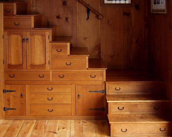 espace-stockage-escalier-tiroirs-bois-rangement espace de stockage sous l'escalier