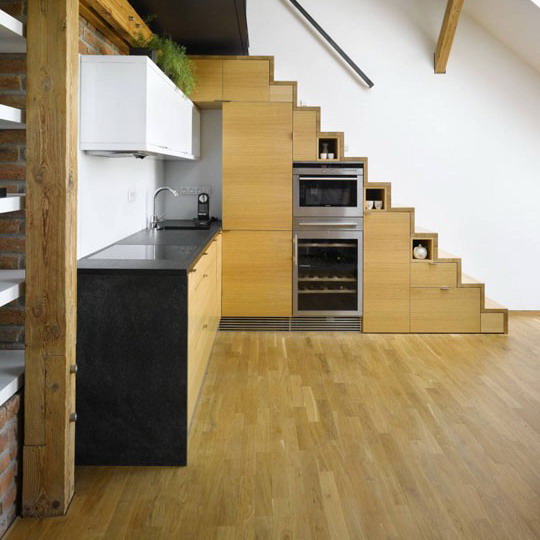 espace-stockage-four-tiroirs-bois espace de stockage sous l'escalier