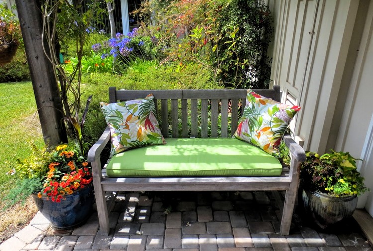 fabriquer un banc de jardin en bois -grisâtre-coussins-porche