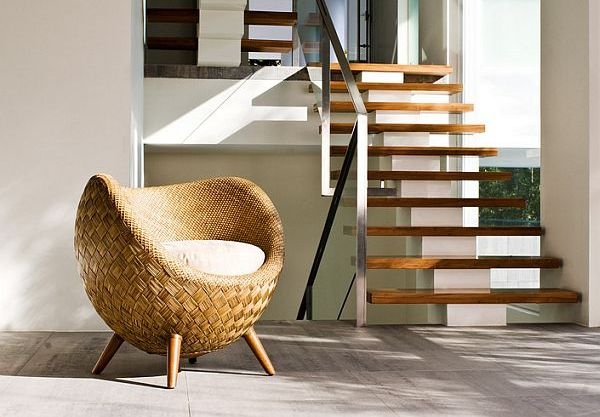 fauteuil-rotin-naturel-correspodnant-couleur-marches-escalier