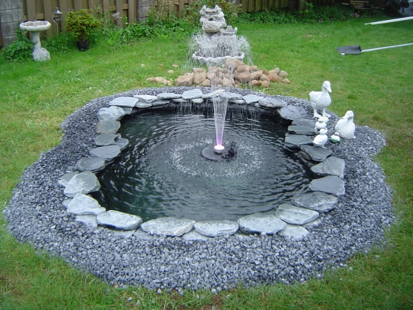 fontaine de jardin herbe-grandes-pierres