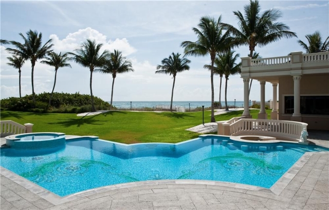 grands-palmiers-exotiques-vue-mer-aménagement-de-piscine