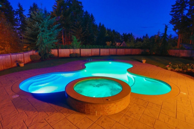 idée-aménagement-de-piscine-forme-ronde-carreaux-béton