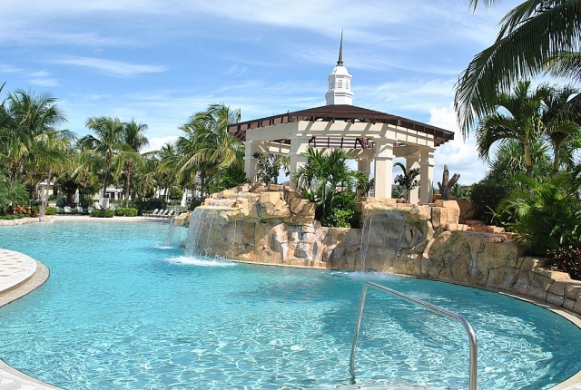 idée-aménagement-de-piscine-gazebo-palmier-exotisme