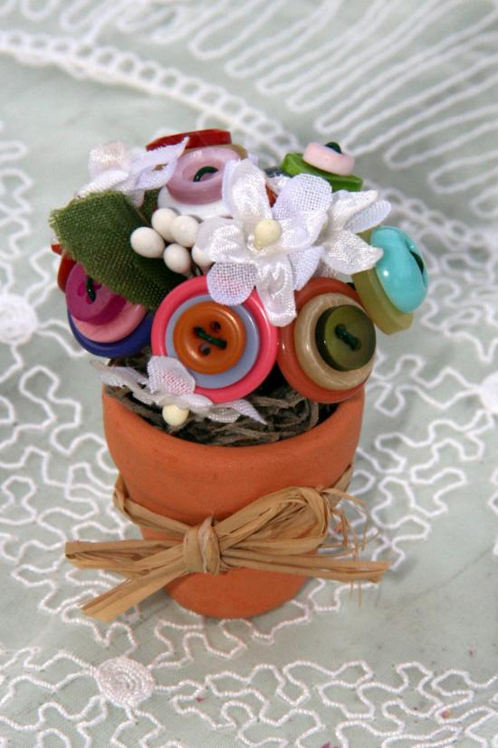 idée-créative-bricolage-facile-pot-fleurs-boutons