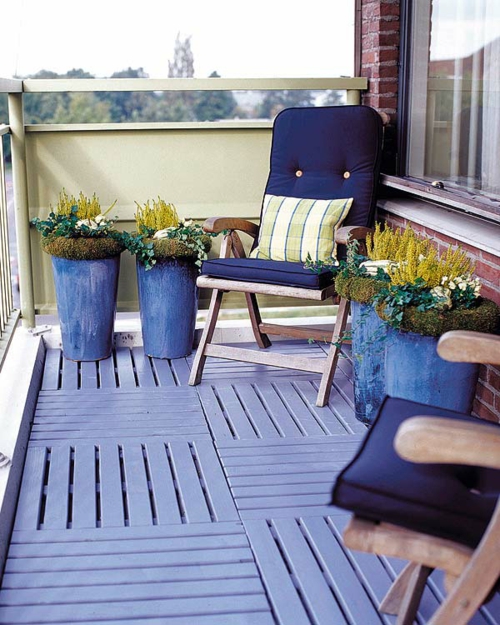 idée-créative-petit-balcon-bleu-marine-mobilier-plancher-bois