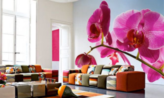 idée-décoration-salon-autocollant-orchidée-lilas-mur-entier
