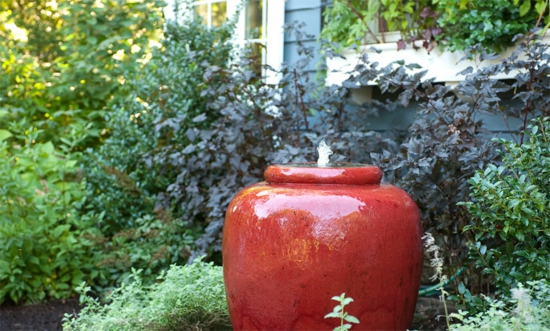 Idée-de-décoration-fontaine-de-jardin-en-ceramique-rouge