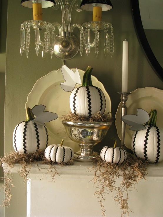 idée-originale-décoration-d'Halloween-citrouilles-blanches-motif-chevron