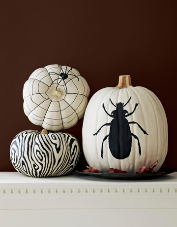 idée-originale-décoration-d'Halloween-citrouilles-toile-araignée-noir-blanc
