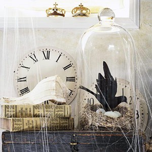 idée-originale-décoration-d'Halloween-cloche-verre-courbeau-toile-araignée