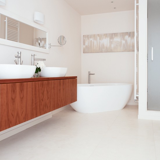 idée salle de bains moderne baignoire-îlot-armoire-bois-solide