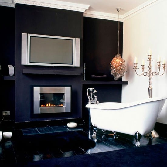 idée salle de bains moderne baignoire-îlot-blanche-chandelier-luxe