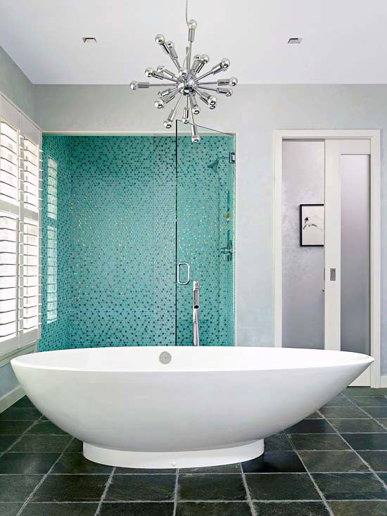 idée-salle-de-bains-moderne-baignoire-îlot-carrelage-noir-lampe-de-plafond