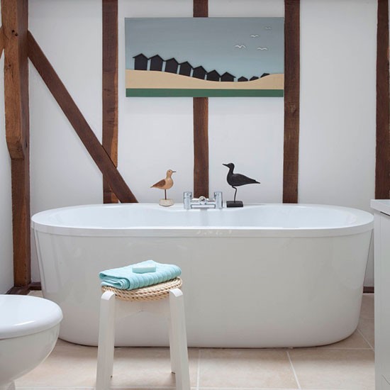 idée-salle-de-bains-moderne-baignoire-ilot-déco-murale-poutres-bois