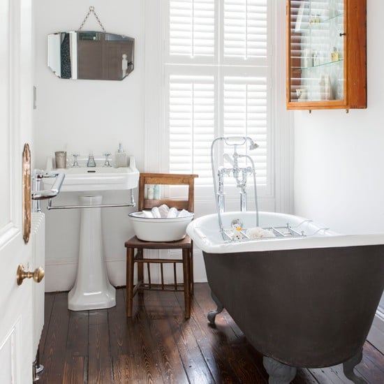 idée salle de bains moderne baignoire-îlot -noir-blanc-plancher-luxe