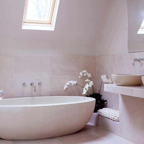 idée-salle-de-bains-moderne-baignoire-îlot-plafond-en-pente