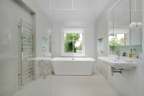 idée salle de bains moderne blanche-baignoire-îlot