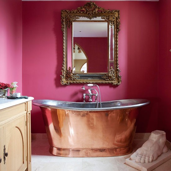 idée salle de bains moderne mur-rose-miroir-original-baignoire-luxe-originale