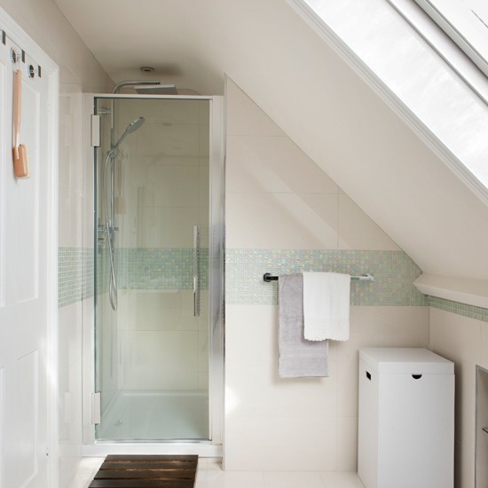 idée salle de bains moderne plafond-en-pente-blanc