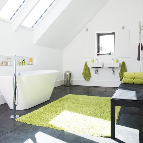 idée-salle-de-bains-moderne-plafond-en-pente-noir-blanc-vert